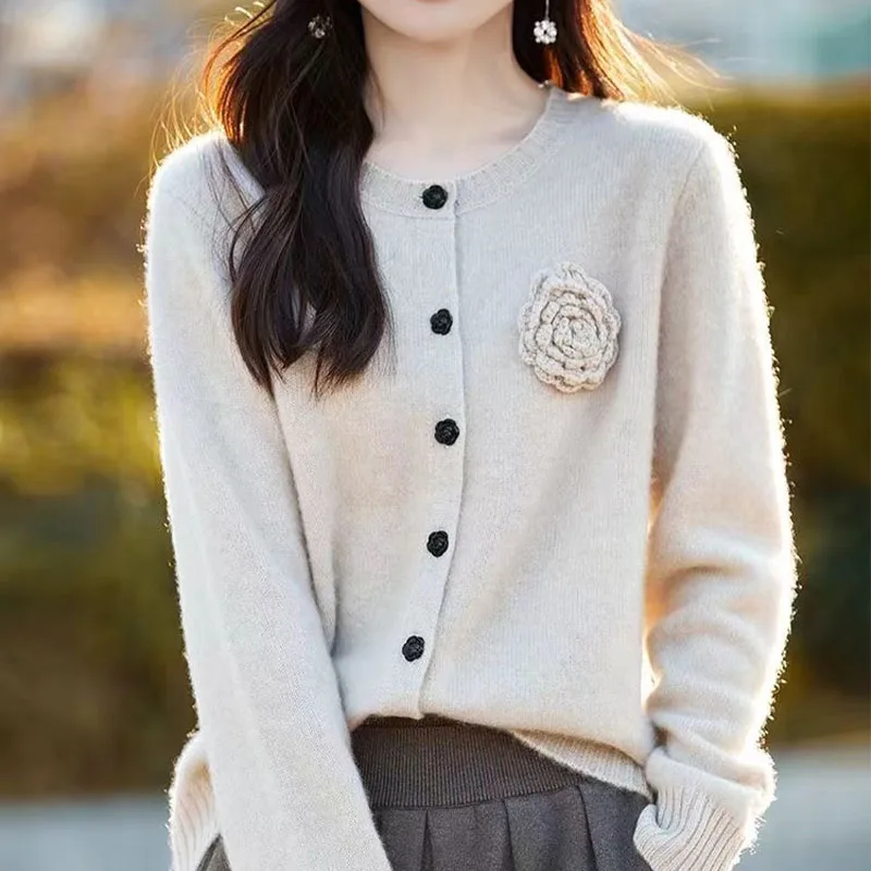 Spring and Autumn New Knitted Wool Cardigan Sweater Women's Round Neck Peony Pure Color Loose Temperament Coat
Spring and Autumn New Knitted Wool Cardigan Sweater Women's Round Neck Peony Pure Color Loose Temperament Coat