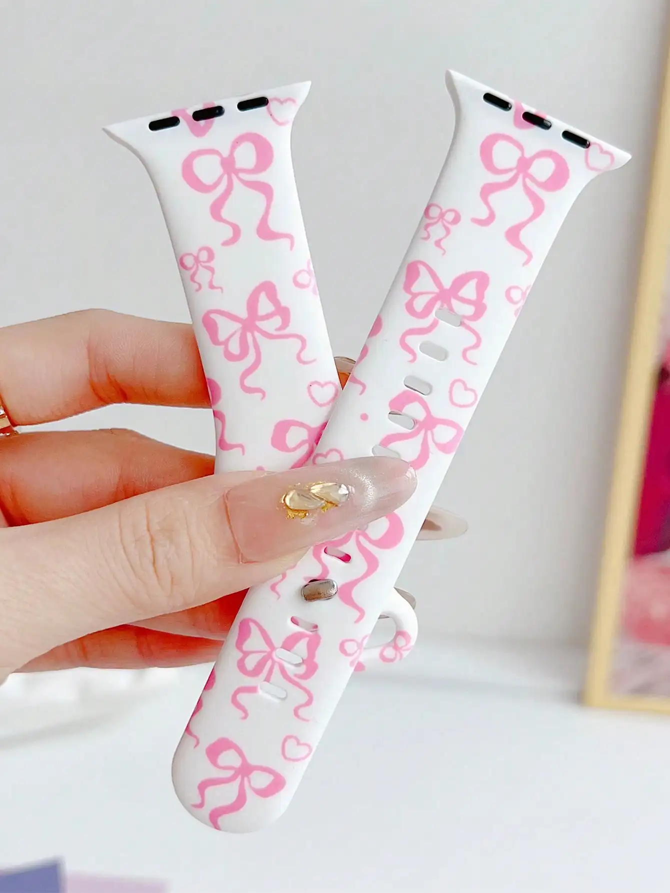 Розовый силиконовый ремешок с принтом в виде бантиков и сердечек для Apple Watch 38/40/41/42/44/45/49 мм
Розовый силиконовый ремешок с принтом в виде бантиков и сердечек для Apple Watch 38/40/41/42/44/45/49 мм