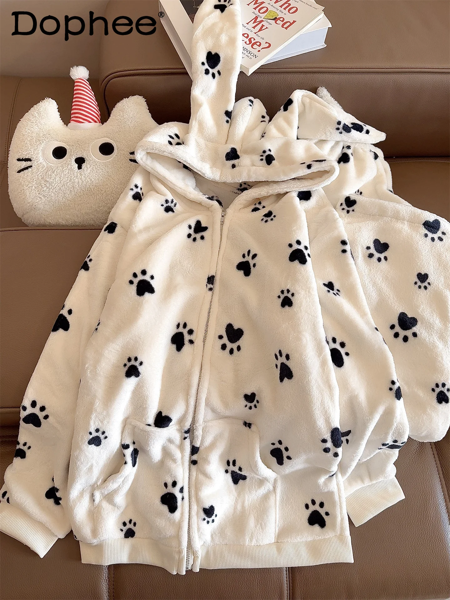 Korean INS Footprint Hooded Long Sleeve Flannel Pajamas for Women, Autumn and Winter Thickened Warm Outerwear Casual Homewear
Korean INS Footprint Hooded Long Sleeve Flannel Pajamas for Women, Autumn and Winter Thickened Warm Outerwear Casual Homewear