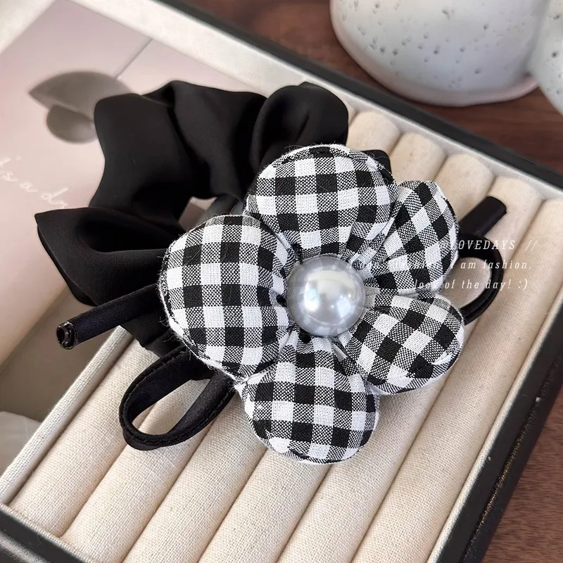 French retro plaid flower large intestine hair band high-end hair rope low ball head hair band lazy wind hair accessories.
French retro plaid flower large intestine hair band high-end hair rope low ball head hair band lazy wind hair accessories.