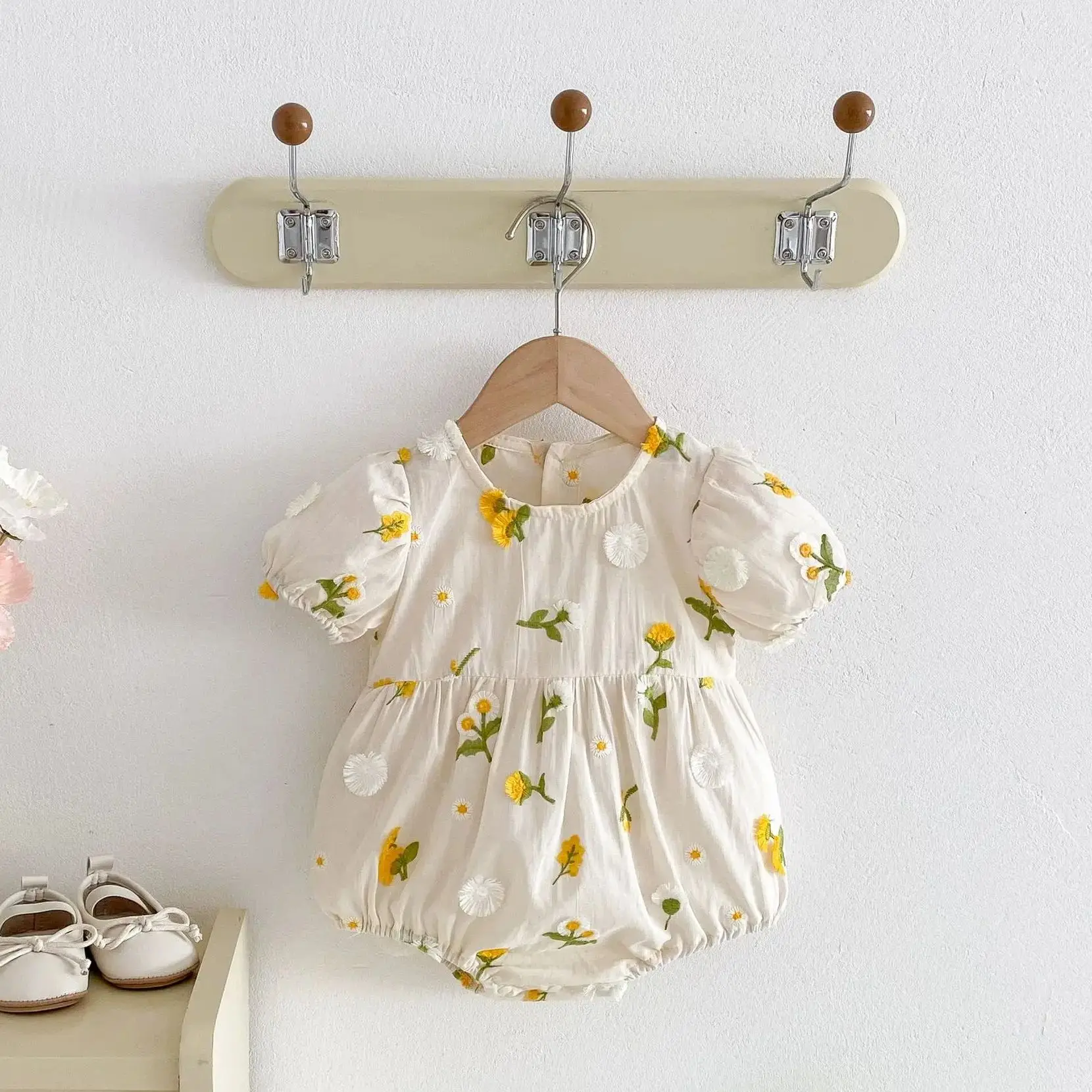 0-2 years old little Daisy lace cute girl Embroidered Floral Romper Short Sleeved Sunflower Infant Jumpsuit Toddler Newborn One
0-2 years old little Daisy lace cute girl Embroidered Floral Romper Short Sleeved Sunflower Infant Jumpsuit Toddler Newborn One