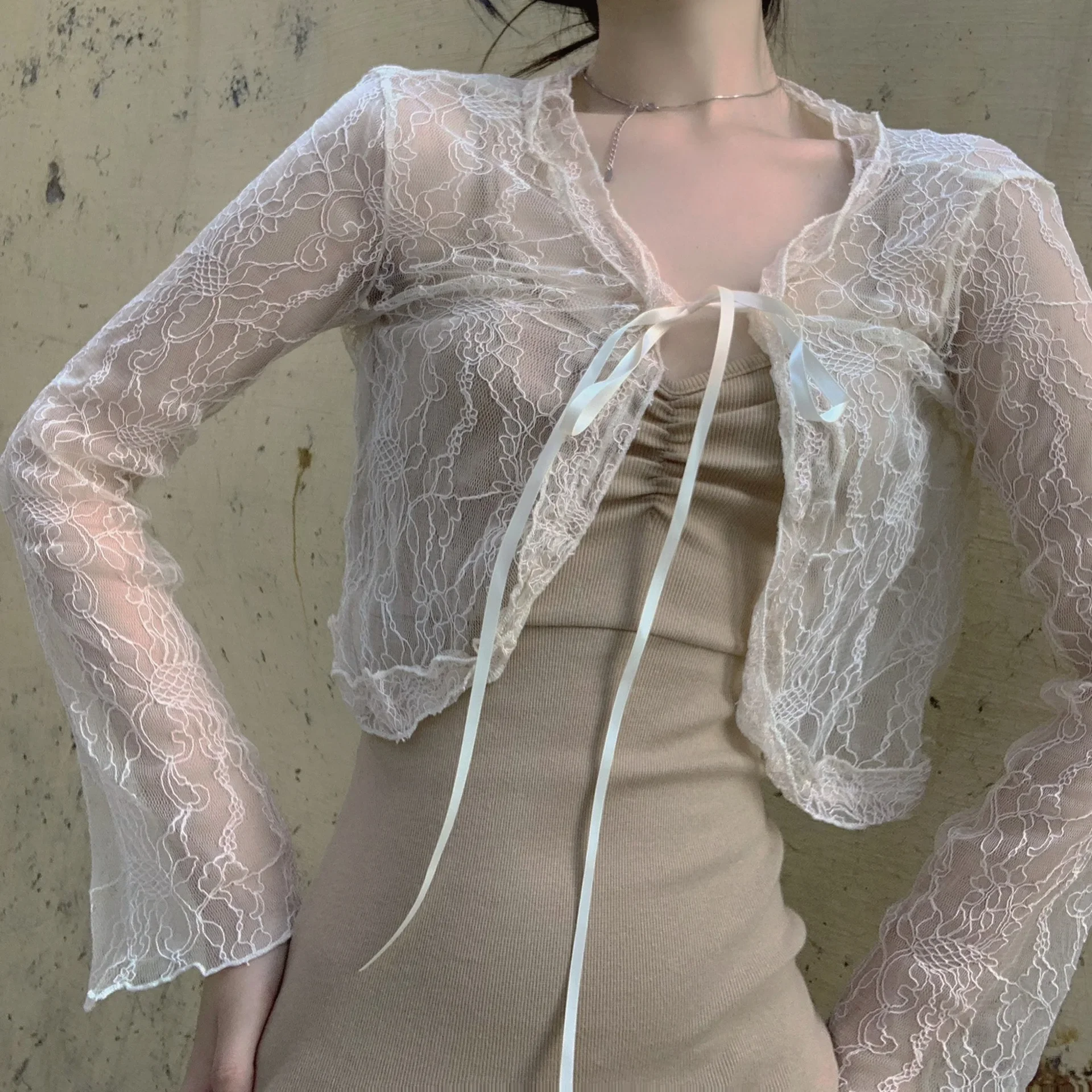 2024 New Spring and Autumn Fashion V-neck Cardigan Sexy Lace Side Straps Slim Temperament Y2k Top Sunscreen Lace T-shirt
2024 New Spring and Autumn Fashion V-neck Cardigan Sexy Lace Side Straps Slim Temperament Y2k Top Sunscreen Lace T-shirt