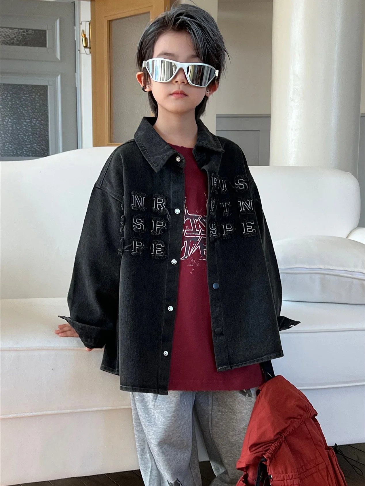 2025 Autumn Children's Cowboy Coat with Patchwork Embroidered Alphabet Carbon Black Stir Fry Color Retro Children's and Girls' S
2025 Autumn Children's Cowboy Coat with Patchwork Embroidered Alphabet Carbon Black Stir Fry Color Retro Children's and Girls' S