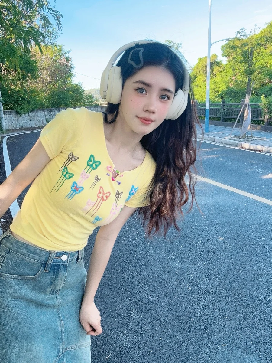 Yellow nail buckle design short sleeved T-shirt for women in summer,sweet and spicy girl high street short butterfly print top
Yellow nail buckle design short sleeved T-shirt for women in summer,sweet and spicy girl high street short butterfly print top