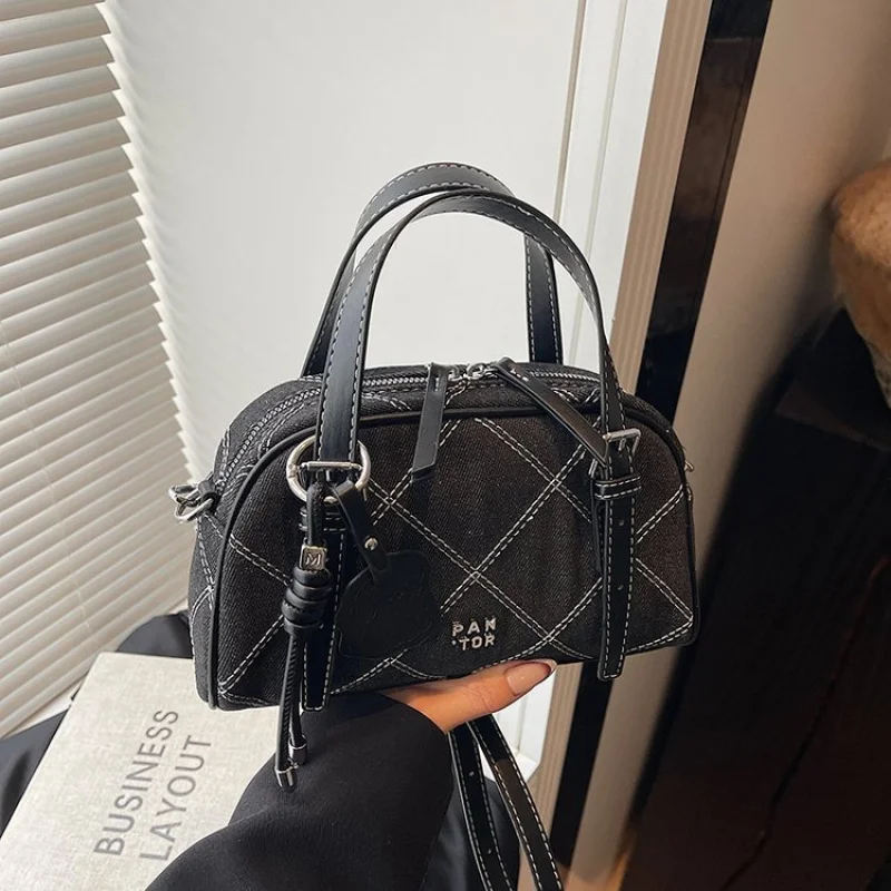 Classic Elegant Leather Ladies Shoulder Bag Tote Handbag Luxury Brand Famous Designer For Fashionable Women
Classic Elegant Leather Ladies Shoulder Bag Tote Handbag Luxury Brand Famous Designer For Fashionable Women