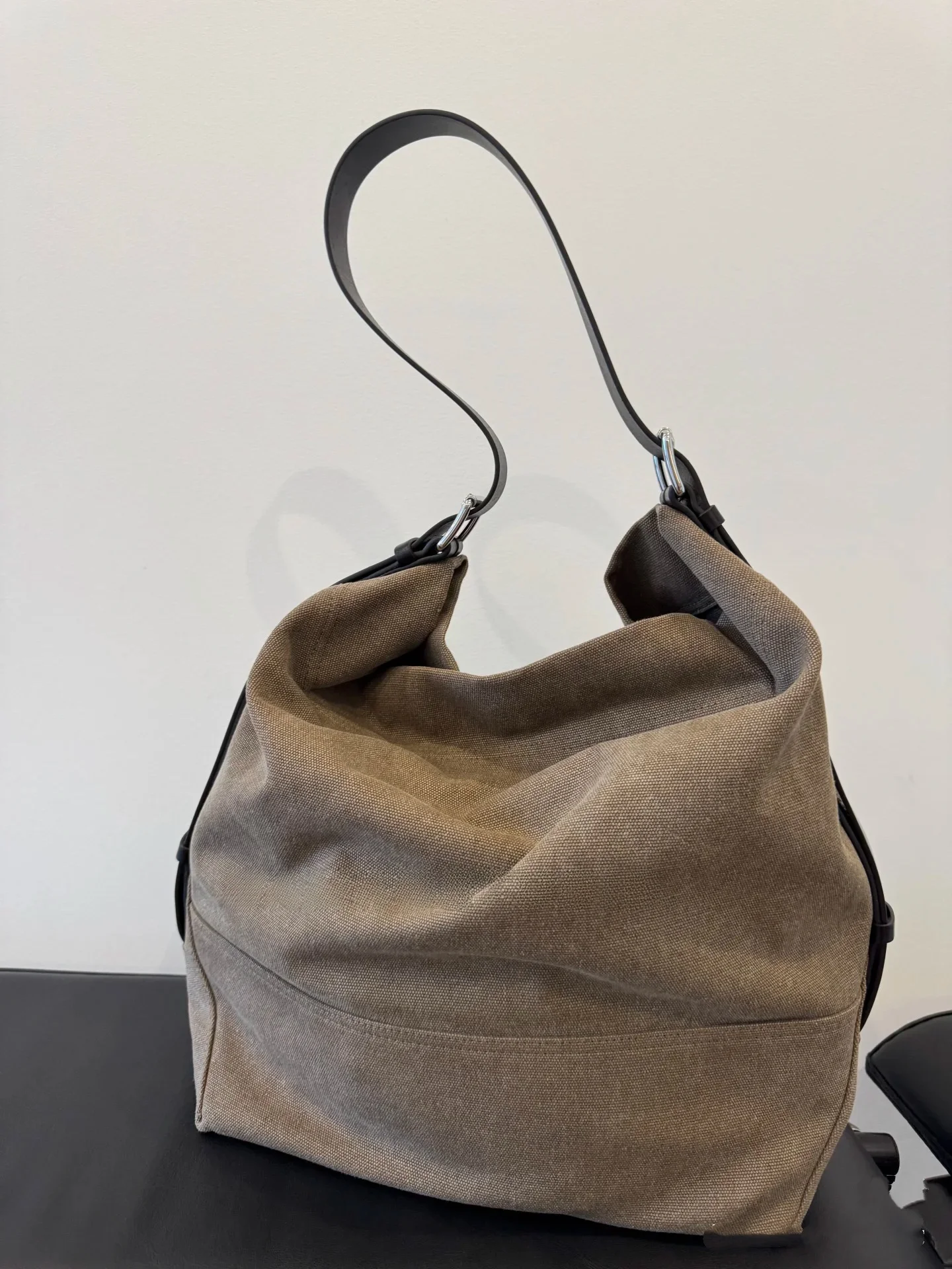 DAMAOSTUDIO Trendy Large Capaci Canvas And Genuine Leather Patchwork Buet Tote Bag Casual Simple Sle Dumpling ape o...
DAMAOSTUDIO Trendy Large Capaci Canvas And Genuine Leather Patchwork Buet Tote Bag Casual Simple Sle Dumpling ape o...