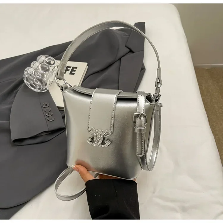 2025 Fashion Small Bucket Bag - High-Texture, Hot-Selling Internet Celebrity Style, Glossy, Hand/Crossbody
2025 Fashion Small Bucket Bag - High-Texture, Hot-Selling Internet Celebrity Style, Glossy, Hand/Crossbody