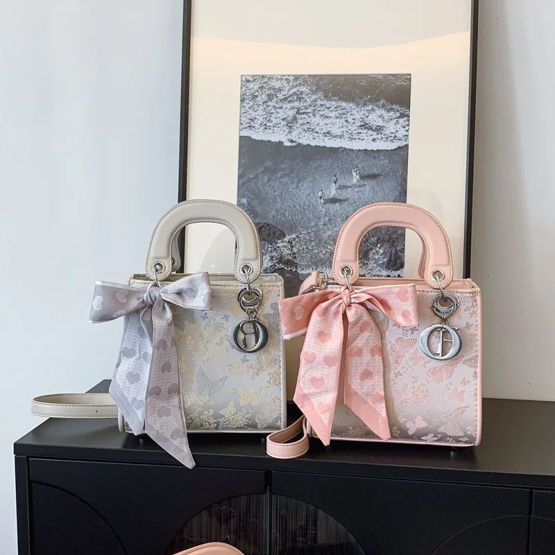 Роскошная женская сумка через плечо 2025 года, изысканная сумка через плечо с верхней ручкой, текстурированная универсальная сумка, элегантная практичная сумка
Роскошная женская сумка через плечо 2025 года, изысканная сумка через плечо с верхней ручкой, текстурированная универсальная сумка, элегантная практичная сумка 