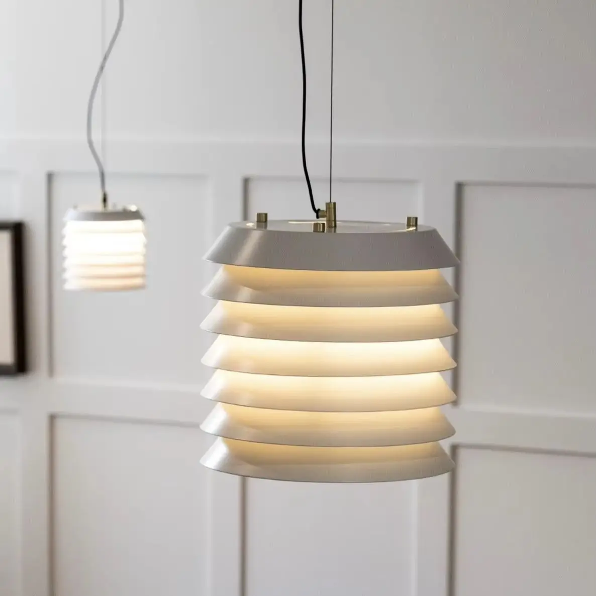 Minimalist living room chandelier, Nordic designer creativity, post-modern simplicity, Bauhaus.
Minimalist living room chandelier, Nordic designer creativity, post-modern simplicity, Bauhaus.