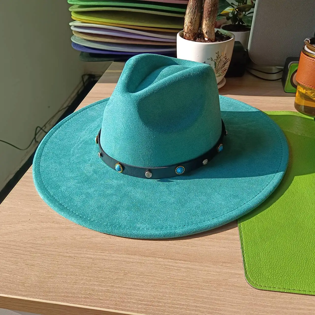 Vegan suede fedora hat 9.5cm brim men's and women's jazz hat Panama hat wholesale hats for women
Vegan suede fedora hat 9.5cm brim men's and women's jazz hat Panama hat wholesale hats for women
