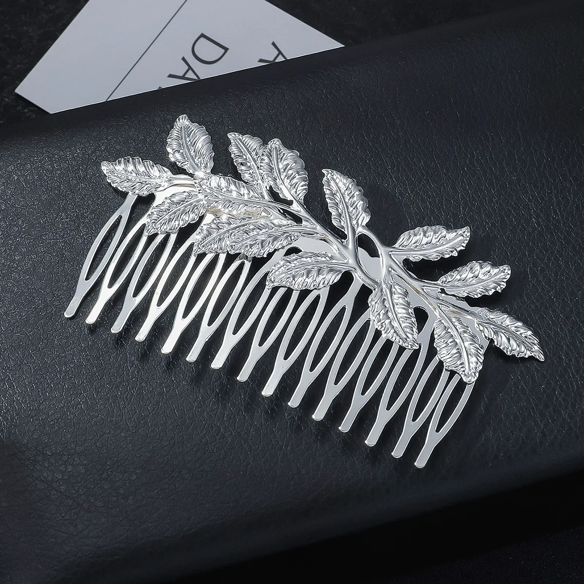 Трансграничная новая расческа для волос Le, головные уборы для невесты, аксессуары для волос, заколка для волос, маленькие подарки, встроенный искусственный драгоценный камень из сплава
Трансграничная новая расческа для волос Le, головные уборы для невесты, аксессуары для волос, заколка для волос, маленькие подарки, встроенный искусственный драгоценный камень из сплава