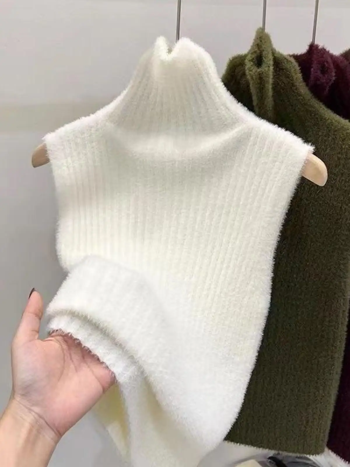 Fashionable High Neck Knitted Sweater Women's Warmth Inner Wear Vest Top Wool Blend Ultra Short Length Slim Fit Winter Style
Fashionable High Neck Knitted Sweater Women's Warmth Inner Wear Vest Top Wool Blend Ultra Short Length Slim Fit Winter Style