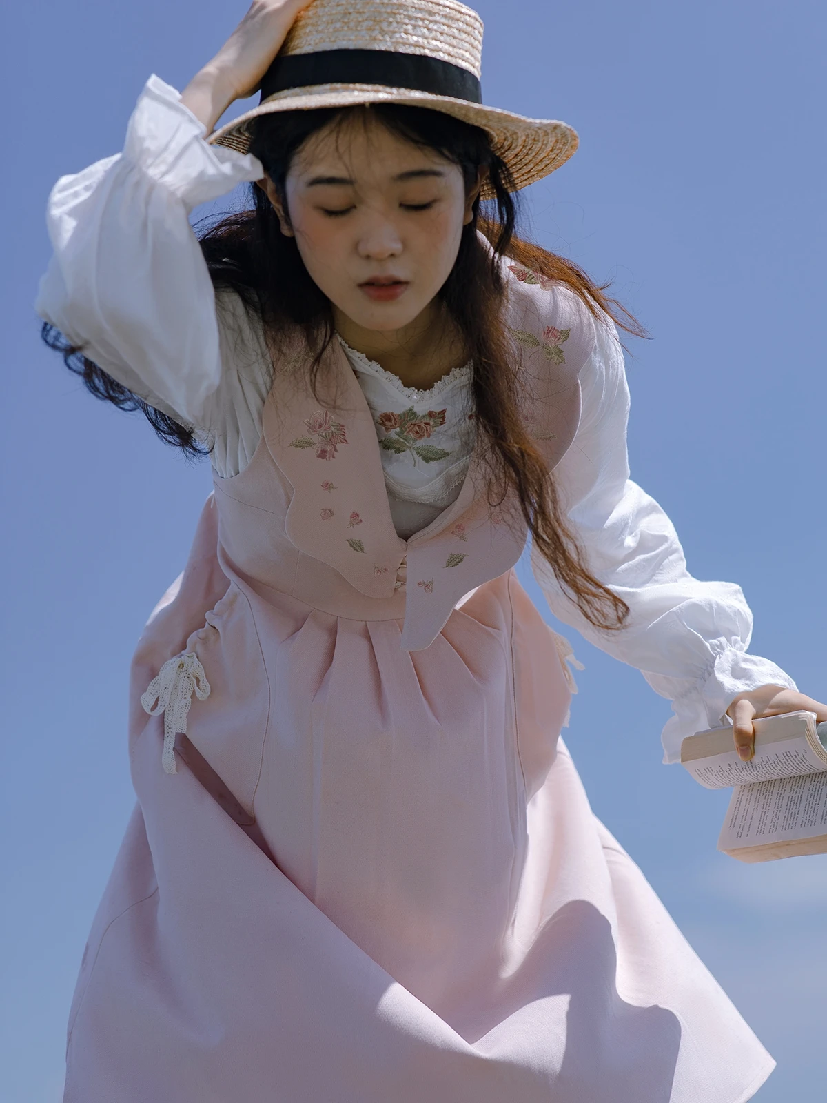 Утепленный вышитый жилет Dr Forest System в стиле ретро, осенний, с вишневым принтом, новинка 25, женский, для повседневной носки, с завышенной талией, А-силуэт, длинный рукав
Утепленный вышитый жилет Dr Forest System в стиле ретро, осенний, с вишневым принтом, новинка 25, женский, для повседневной носки, с завышенной талией, А-силуэт, длинный рукав