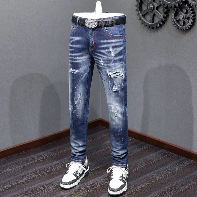 Джинсы мужские Стрейчевые в стиле ретро, модные рваные джинсы Slim Fit, Брендовые брюки с рисунком в стиле хип-хоп, синие
Джинсы мужские Стрейчевые в стиле ретро, модные рваные джинсы Slim Fit, Брендовые брюки с рисунком в стиле хип-хоп, синие