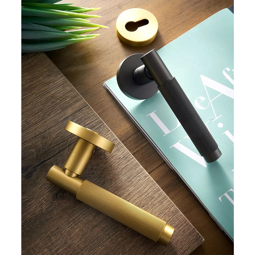 Modern Linear Knurled Design Brass Lever Door Handle Home Privacy Channel Door Lock Handle Wooden Door Knobs for Villa Hotel
Modern Linear Knurled Design Brass Lever Door Handle Home Privacy Channel Door Lock Handle Wooden Door Knobs for Villa Hotel