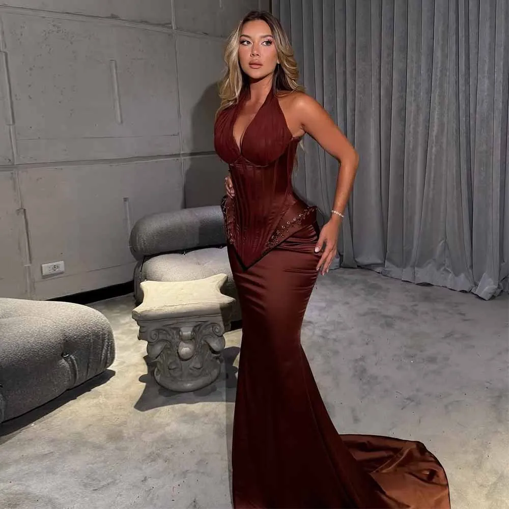 Сексуальные вечерние платья 2025: атласное платье русалки/трубы на День святого Валентина. Коричневые платья с лямкой на шее и шнуровкой. Длинные платья для особых случаев.