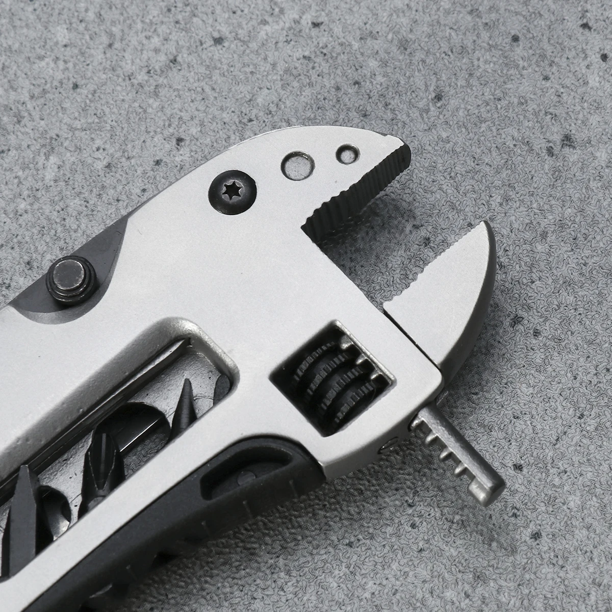 Multi-purpose Knife and Pliers Tool Wrench Outdoor Bottle Screwdriver Multifunction
Multi-purpose Knife and Pliers Tool Wrench Outdoor Bottle Screwdriver Multifunction