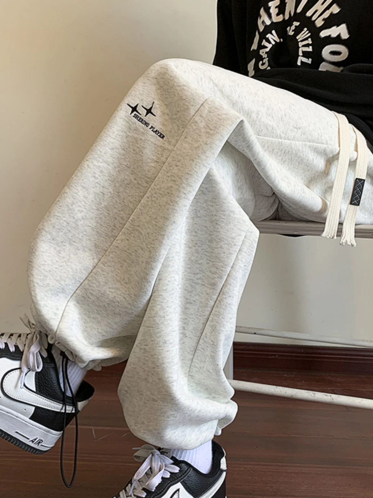 Универсальные повседневные брюки для мужчин с цветочным принтом, свободного кроя, с завязками, в стиле ретро, американского стиля, для весенне-осеннего сезона.
Универсальные повседневные брюки для мужчин с цветочным принтом, свободного кроя, с завязками, в стиле ретро, американского стиля, для весенне-осеннего сезона.