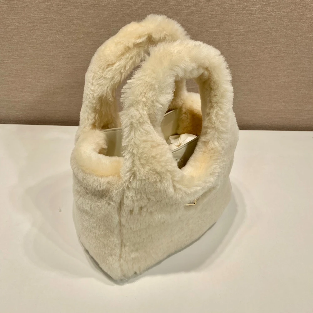 Роскошная сумка высокого качества из искусственного меха с верхней ручкой, дизайнерская сумка для женщин, известные бренды, зимние модные сумки 2026
Роскошная сумка высокого качества из искусственного меха с верхней ручкой, дизайнерская сумка для женщин, известные бренды, зимние модные сумки 2026