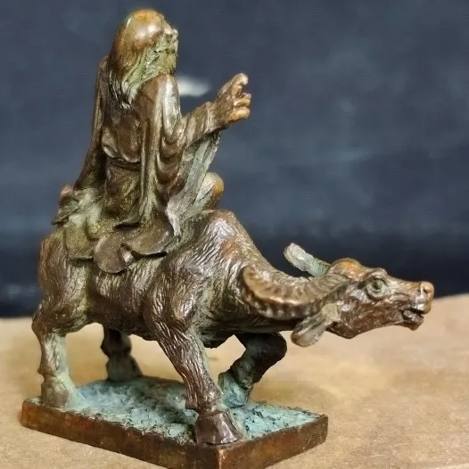 Solid bronze Laozi riding bulls preaching small ornaments home office desktop decoration tea ceremony tea table placement
Solid bronze Laozi riding bulls preaching small ornaments home office desktop decoration tea ceremony tea table placement
