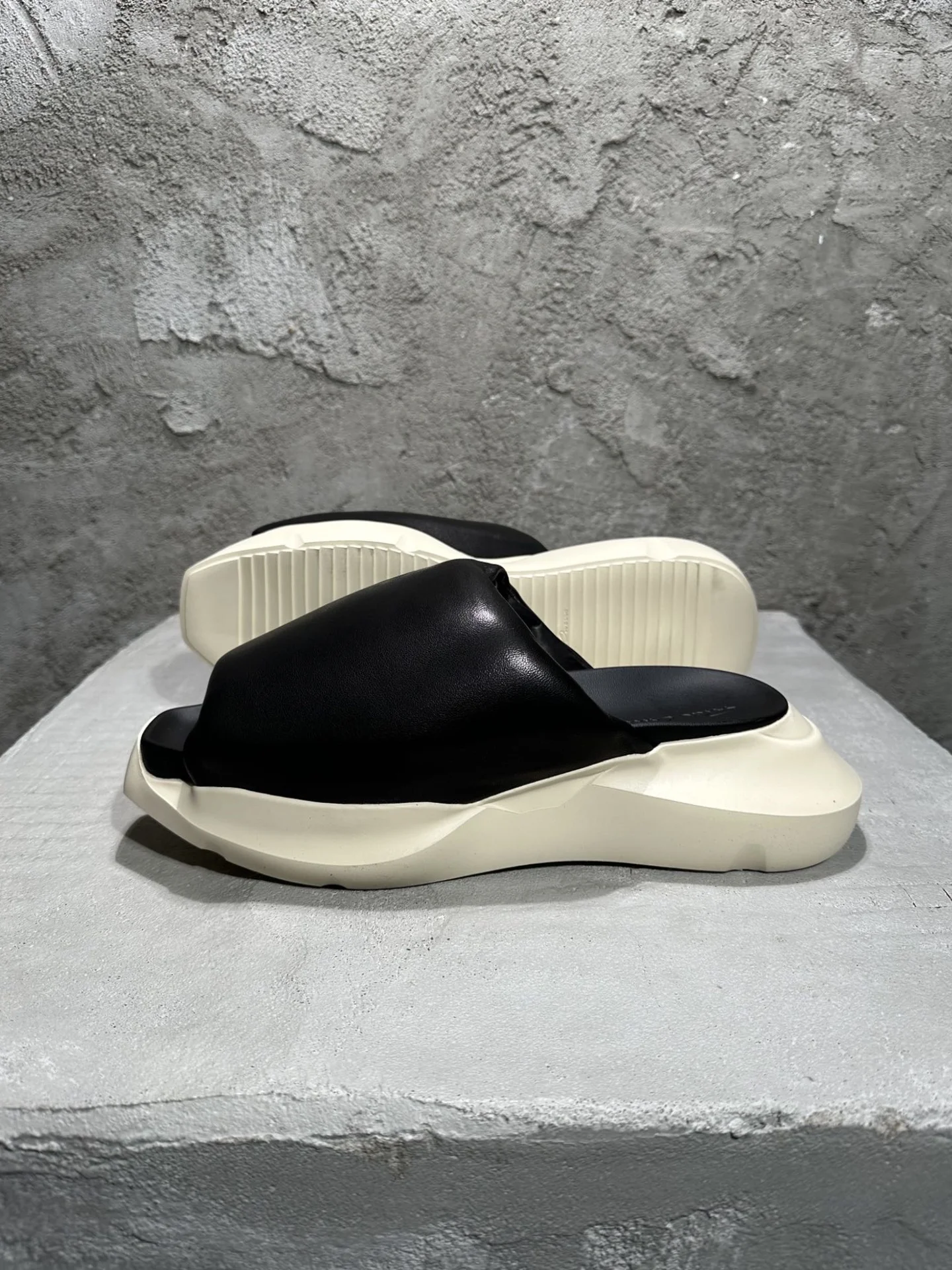 2023ss Rick's Platform Slides Premium Full-Grain Calfskin Upper Water-Stained Leather Shock-Absorbing Thick Sole Slippers Shoes
2023ss Rick's Platform Slides Premium Full-Grain Calfskin Upper Water-Stained Leather Shock-Absorbing Thick Sole Slippers Shoes