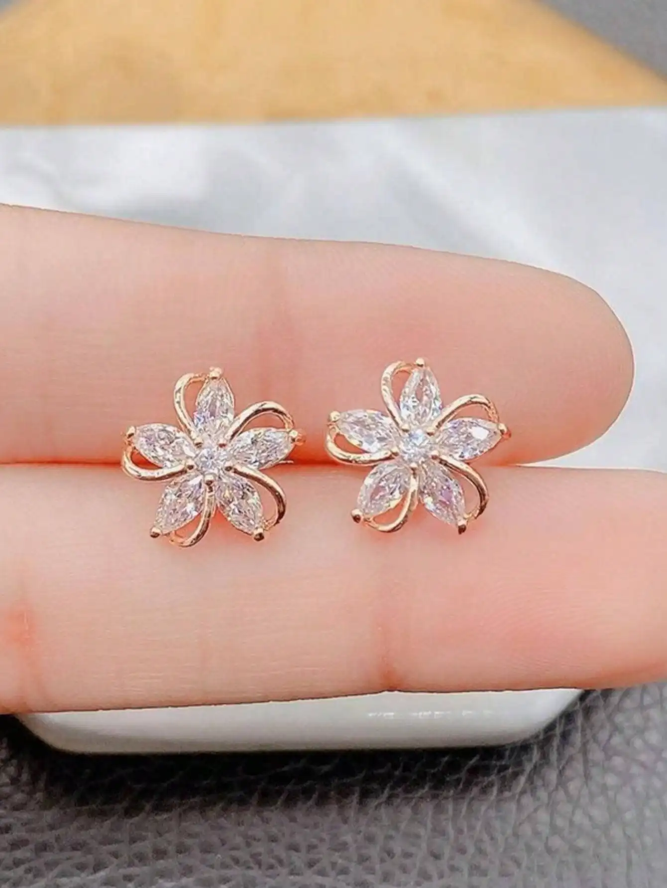 1 Pair Cute Transparent Zirconia Flower Stud Earrings, Suitable For Women's Wedding Wear, Shiny Crystal Fashion Bridal Jewelry
1 Pair Cute Transparent Zirconia Flower Stud Earrings, Suitable For Women's Wedding Wear, Shiny Crystal Fashion Bridal Jewelry
