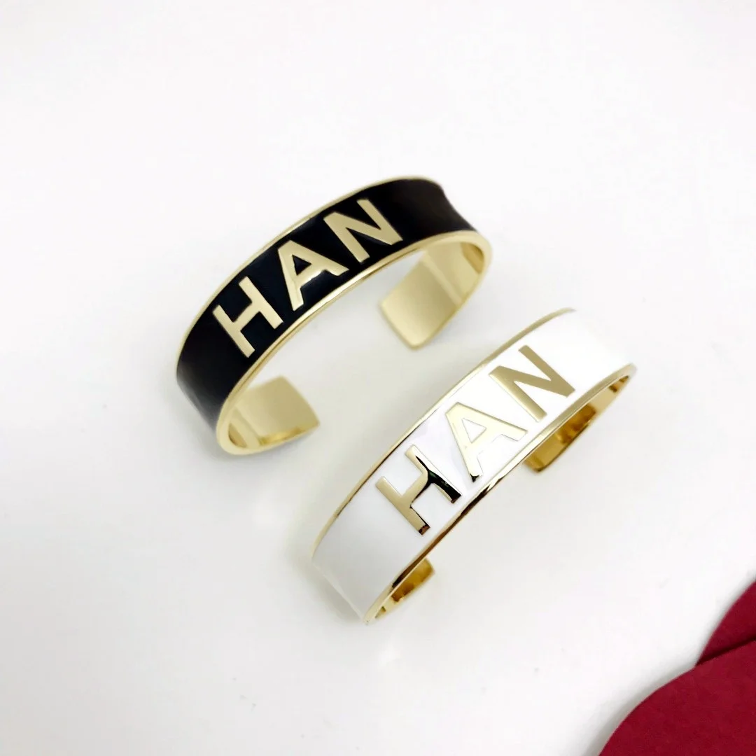 New European and American high-end brand middle fashion sealed glaze mirror open bracelet
New European and American high-end brand middle fashion sealed glaze mirror open bracelet