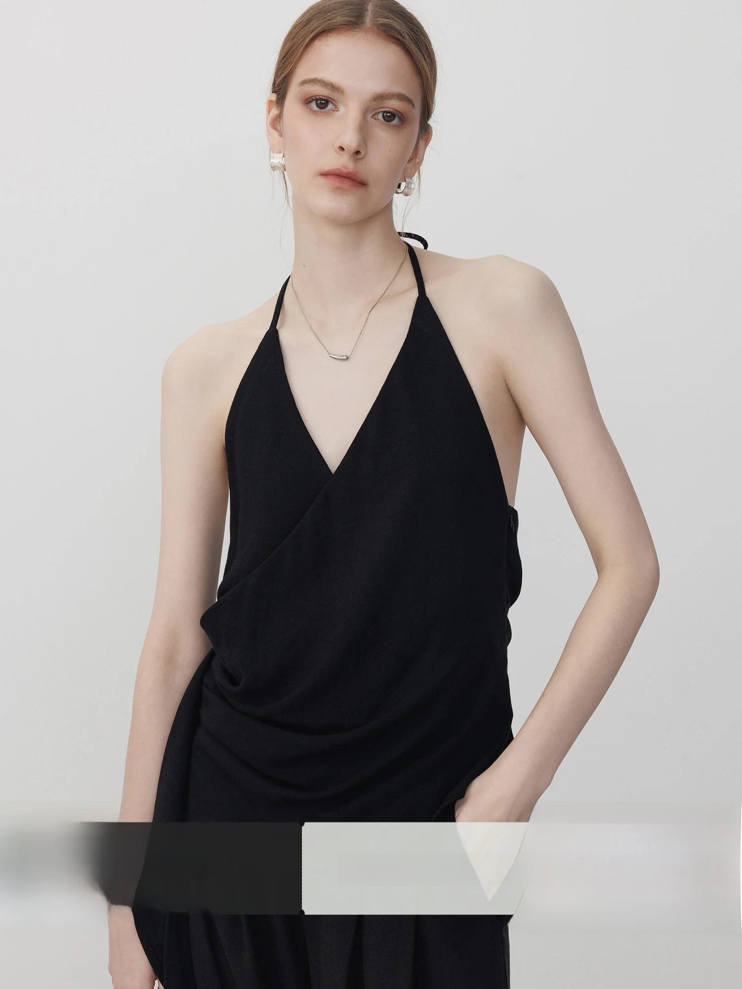 Elegant Black Off-Shoulder Neckline Vest Women's Fashion Design Sensation Slimming Waist Effect Sleeveless Top Summer 2026
Elegant Black Off-Shoulder Neckline Vest Women's Fashion Design Sensation Slimming Waist Effect Sleeveless Top Summer 2026