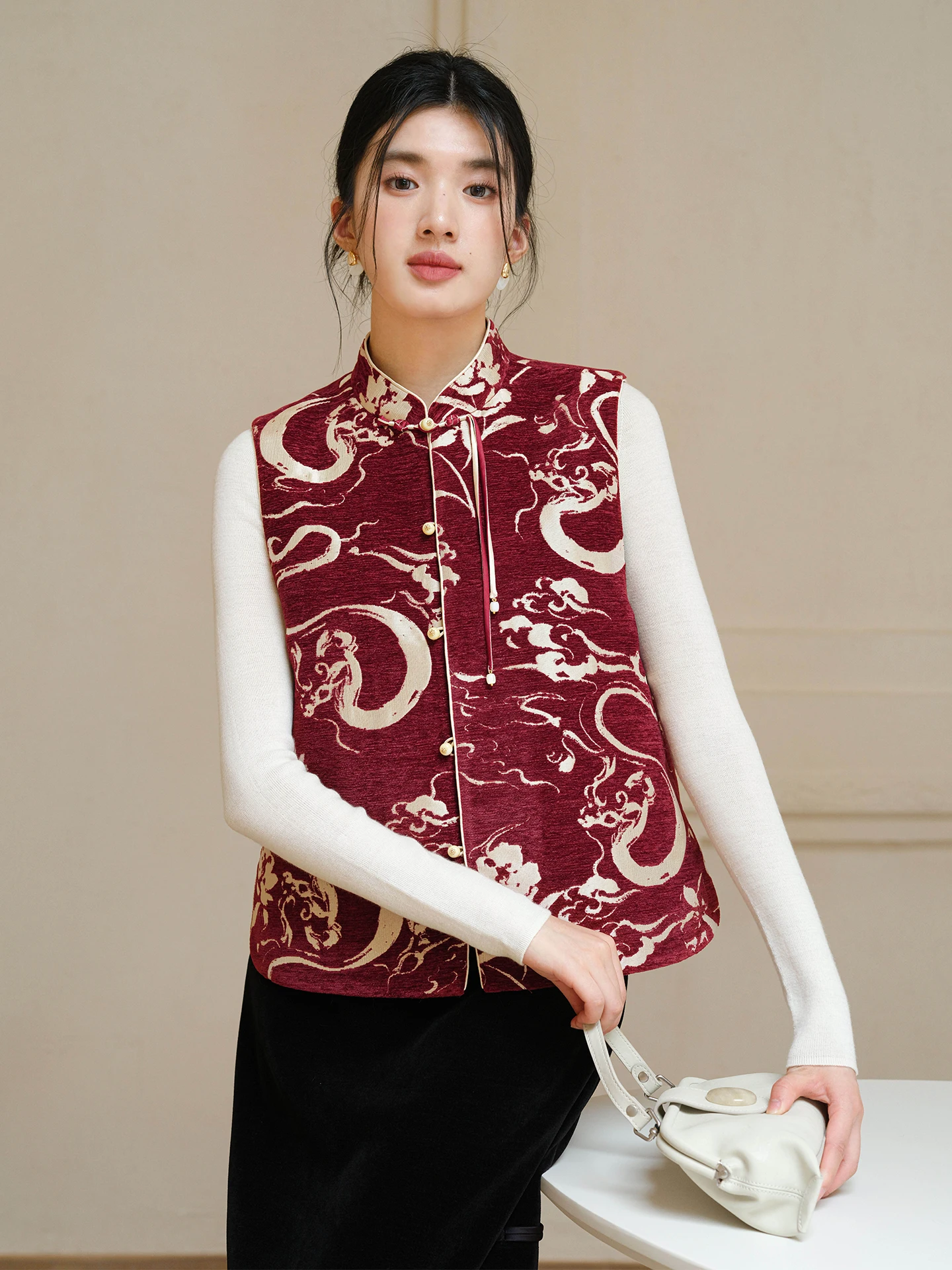 Новая женская жилетка в китайском стиле 2025 года, осенне-зимняя, в стиле ретро, с цветными блоками, национальным узором, вышивкой, воротником-стойкой и подплечниками
Новая женская жилетка в китайском стиле 2025 года, осенне-зимняя, в стиле ретро, с цветными блоками, национальным узором, вышивкой, воротником-стойкой и подплечниками