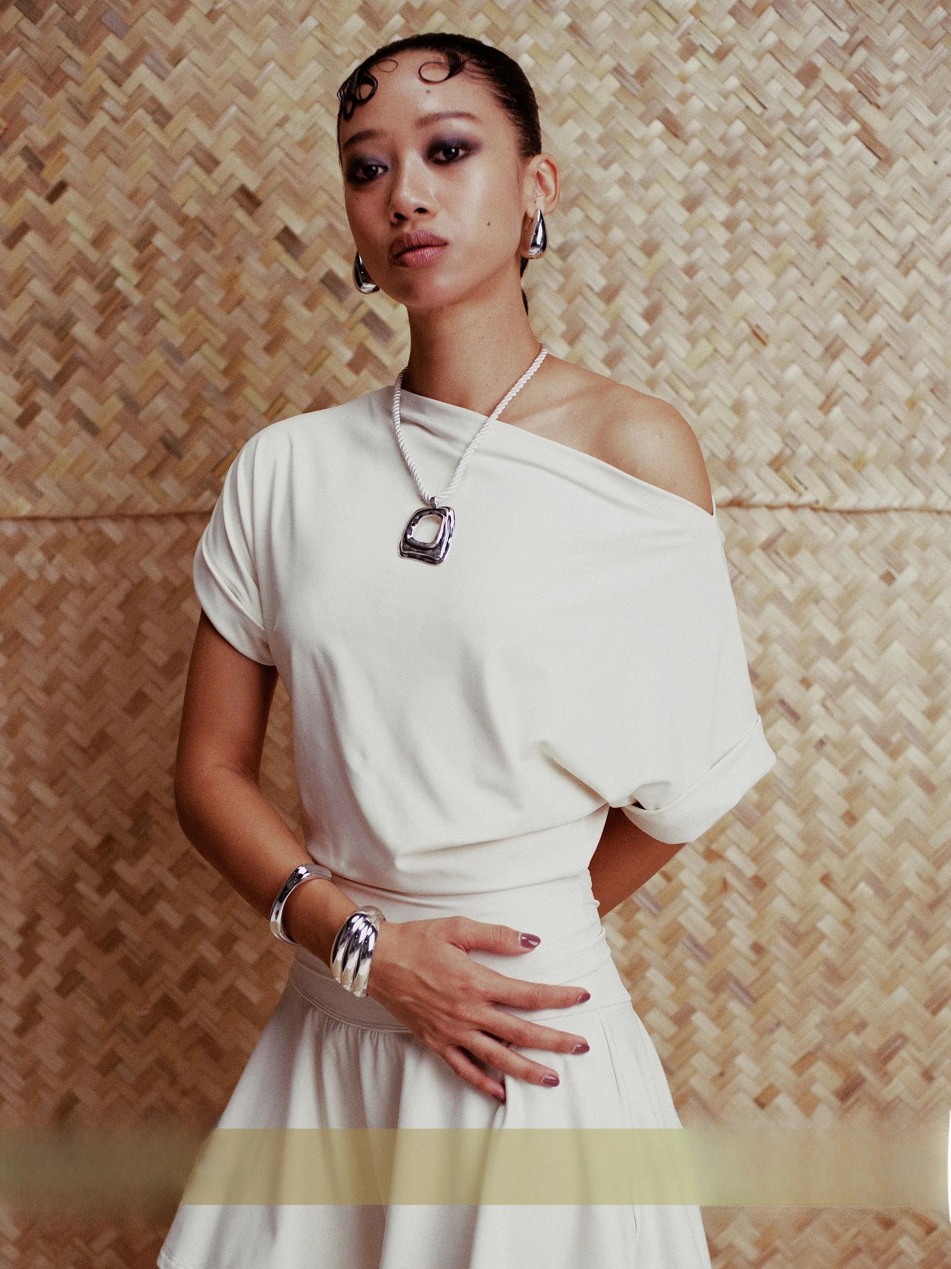 Slim Fit Women's T-shirt White Elegantly Designed One-Shoulder Miniature Sleeve High Waist Flip Casual Style Short Sleeve
Slim Fit Women's T-shirt White Elegantly Designed One-Shoulder Miniature Sleeve High Waist Flip Casual Style Short Sleeve