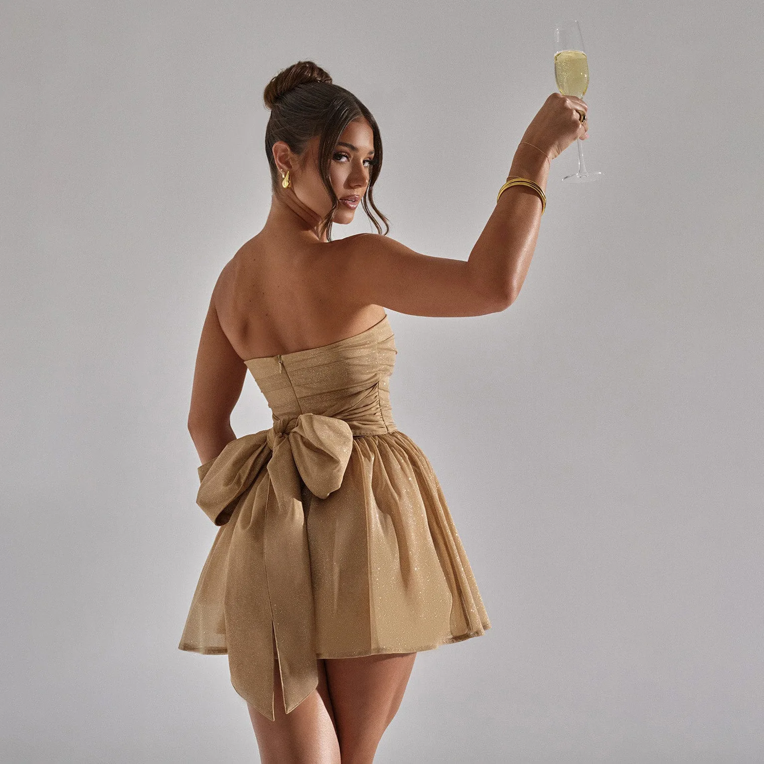 2025 Summer Women's One Collar Skirt with Strapless and Voluminous Design Fashionable and Trendy Sleeveless Backless Dress
2025 Summer Women's One Collar Skirt with Strapless and Voluminous Design Fashionable and Trendy Sleeveless Backless Dress