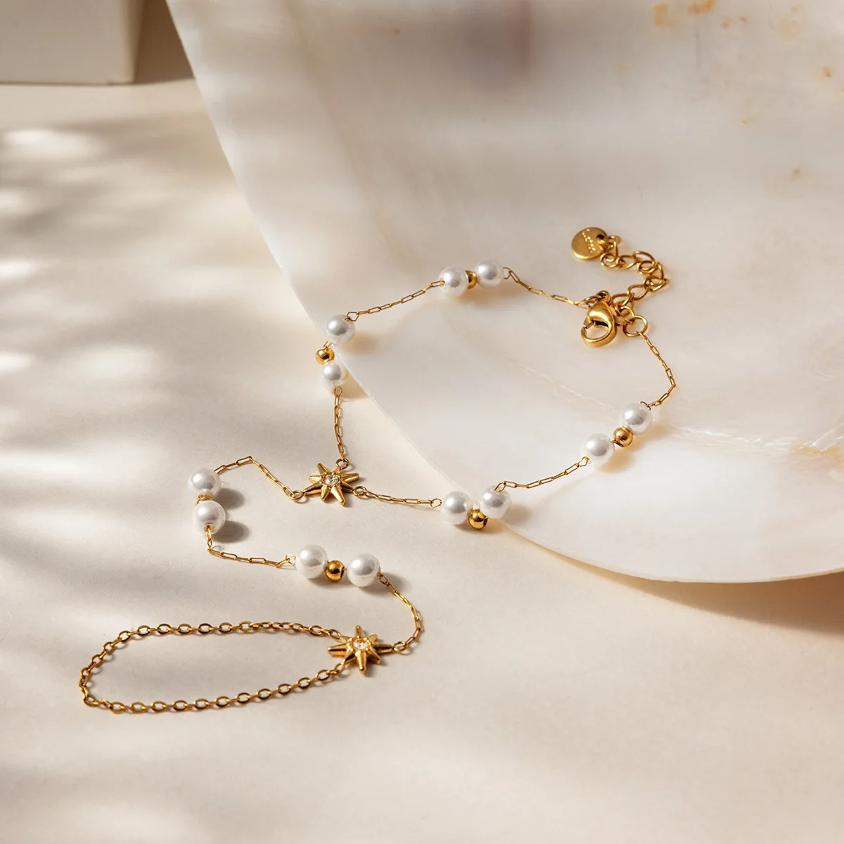 Stainless Steel Plated 18K Gold Finger Chain White Zircon Sun Acrylic Pearl Bracelet Women's Jewelry Gift
Stainless Steel Plated 18K Gold Finger Chain White Zircon Sun Acrylic Pearl Bracelet Women's Jewelry Gift