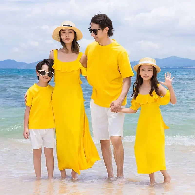 Одинаковая одежда для всей семьи, футболки для папы и сына, наряд из двух предметов, желтое курортное платье для мамы и дочки
Одинаковая одежда для всей семьи, футболки для папы и сына, наряд из двух предметов, желтое курортное платье для мамы и дочки