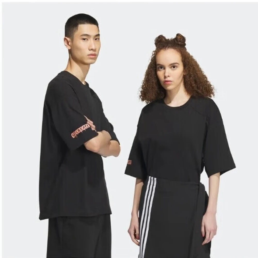 Adidas Stylish and Versatile Couple Short - sleeve T - shirts, The Classic Black Color is Calm and Atmospheric
Adidas Stylish and Versatile Couple Short - sleeve T - shirts, The Classic Black Color is Calm and Atmospheric