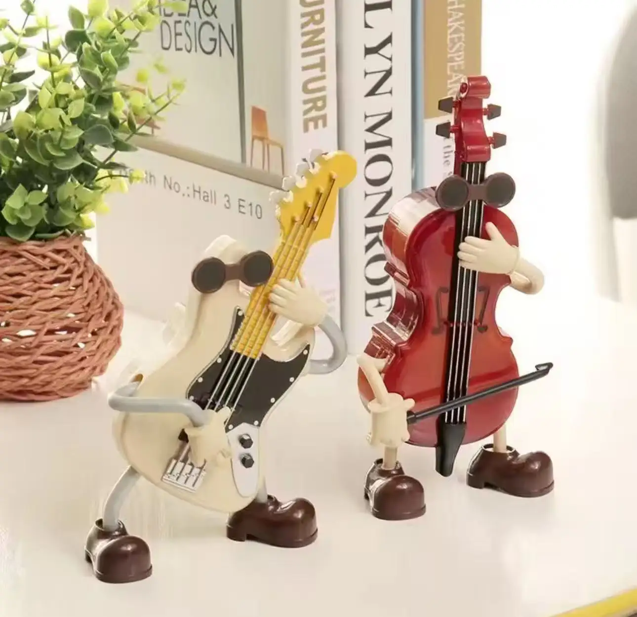 Retro violin guitar music box, manual rotation sound box, desktop decoration accessories, birthday gifts, holiday desktop orname
Retro violin guitar music box, manual rotation sound box, desktop decoration accessories, birthday gifts, holiday desktop orname