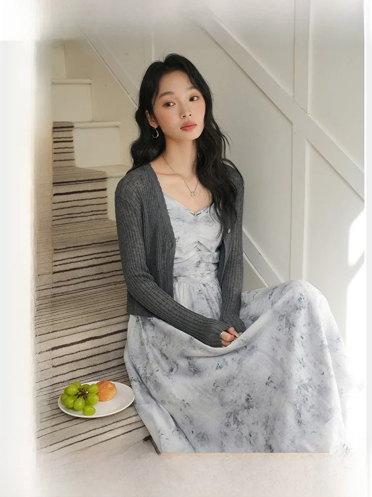 Fashionable Floral Grey Dress Set Women's Spring New Knitted Open Cardigan Floral Strap Dress High-end Two-piece Set Casual S...
Fashionable Floral Grey Dress Set Women's Spring New Knitted Open Cardigan Floral Strap Dress High-end Two-piece Set Casual S...