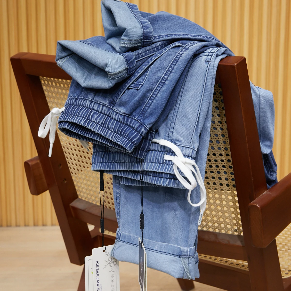 Men's Summer Elastic Waist Straight Leg Jeans Cold Sensation Lyocell Fabric Four Way Stretch Long Pants Casual M Jeans
Men's Summer Elastic Waist Straight Leg Jeans Cold Sensation Lyocell Fabric Four Way Stretch Long Pants Casual M Jeans