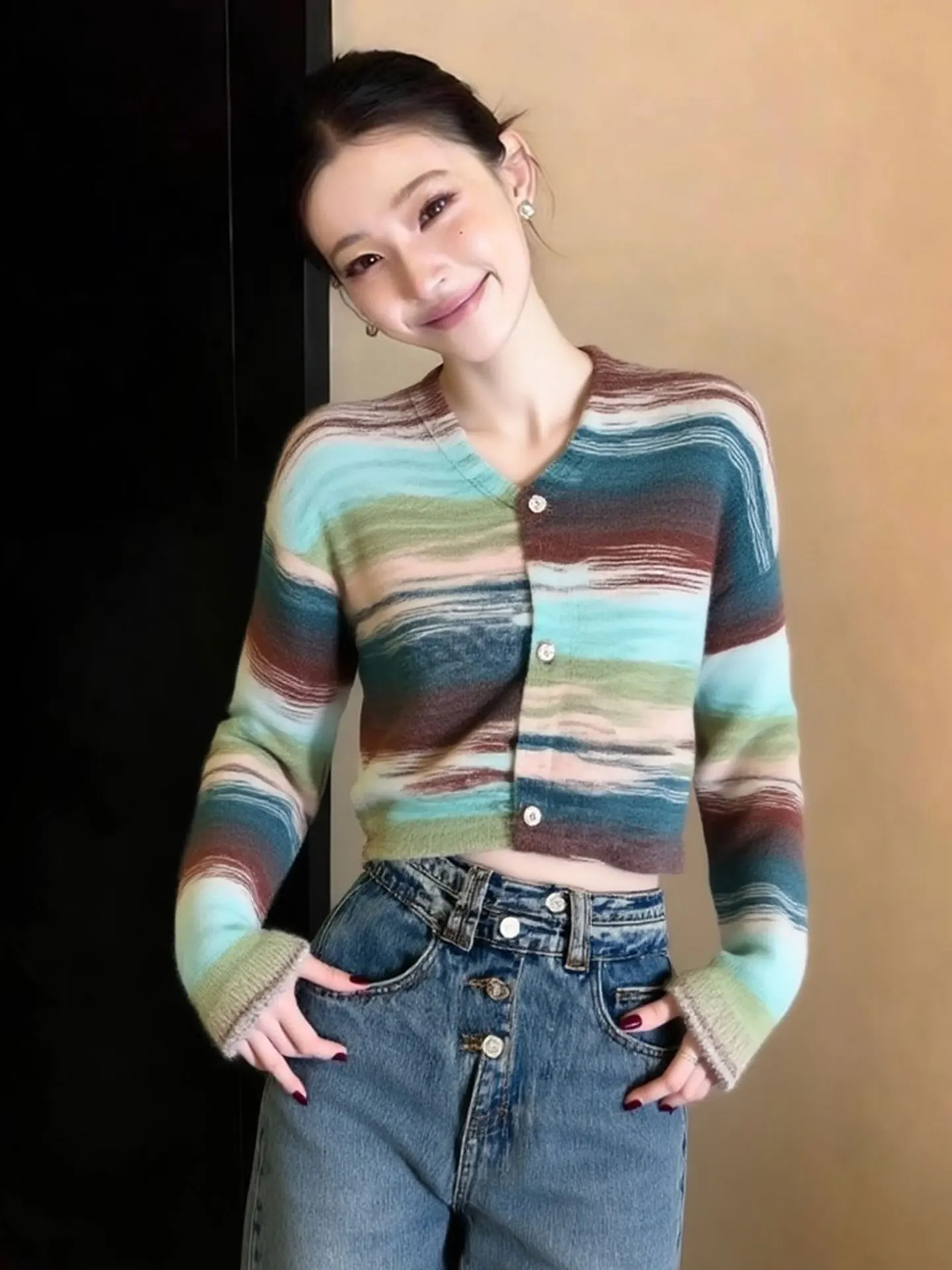 Женский модный вязаный свитер с V-образным вырезом и длинными рукавами, приятный к телу, в стиле колор-блок, для повседневной носки, весенняя коллекция
Женский модный вязаный свитер с V-образным вырезом и длинными рукавами, приятный к телу, в стиле колор-блок, для повседневной носки, весенняя коллекция