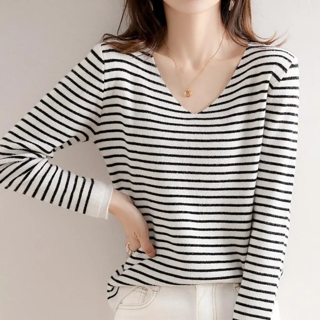 Women's Wool Blended Knit Sweater V-neck Striped Color Match Loose Fit Autumn Winter New Style Short Inner Base Layer
Women's Wool Blended Knit Sweater V-neck Striped Color Match Loose Fit Autumn Winter New Style Short Inner Base Layer