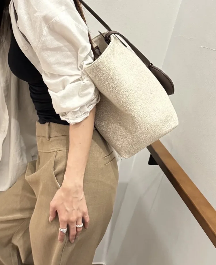 2026 Fashion Contrasting Colors Niche Minimalist Versatile Canvas Bucket Bag One Shoulder Underarm Handheld Mother and Child Bag
2026 Fashion Contrasting Colors Niche Minimalist Versatile Canvas Bucket Bag One Shoulder Underarm Handheld Mother and Child Bag