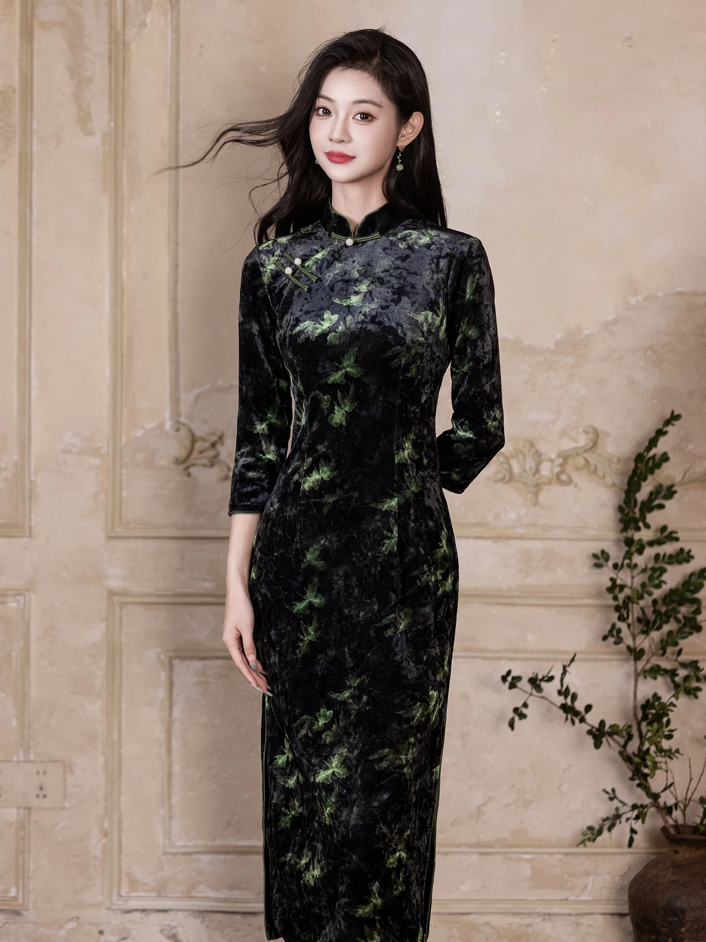 Ретро-платье в стиле Шанхайской старой школы, черное, бархатное, с длинными рукавами, приталенное, повседневное, в новом китайском стиле, комфортное, теплое.
Ретро-платье в стиле Шанхайской старой школы, черное, бархатное, с длинными рукавами, приталенное, повседневное, в новом китайском стиле, комфортное, теплое.