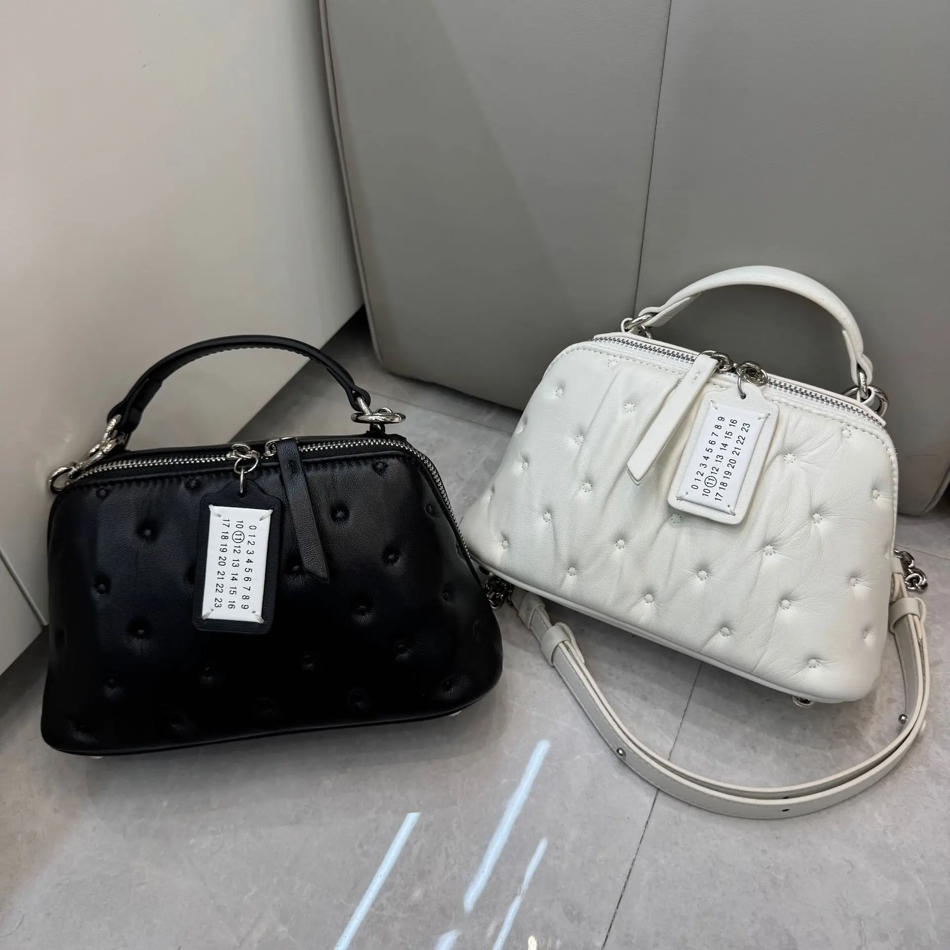 Designer Luxury Sheepskin Leather Women's Bag Portable Shell Crossbody Bag with Chain Versatile Shoulder Messenger Handbag
Designer Luxury Sheepskin Leather Women's Bag Portable Shell Crossbody Bag with Chain Versatile Shoulder Messenger Handbag