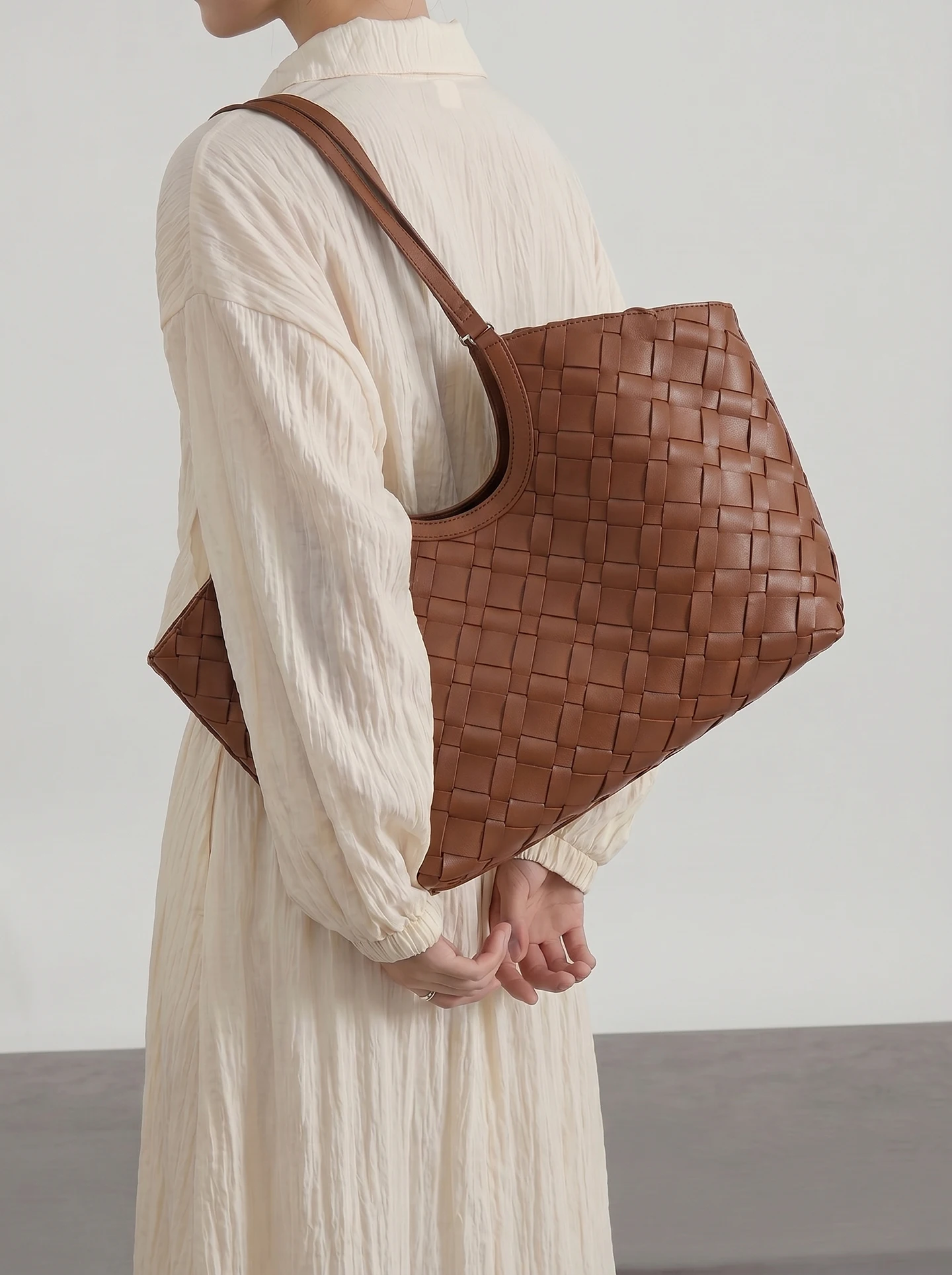 Summer 2026 Women's Large Capacity Woven Tote Bag Casual Commuter Single Shoulder Bag Versatile Soft PU Leather Square Shape
Summer 2026 Women's Large Capacity Woven Tote Bag Casual Commuter Single Shoulder Bag Versatile Soft PU Leather Square Shape