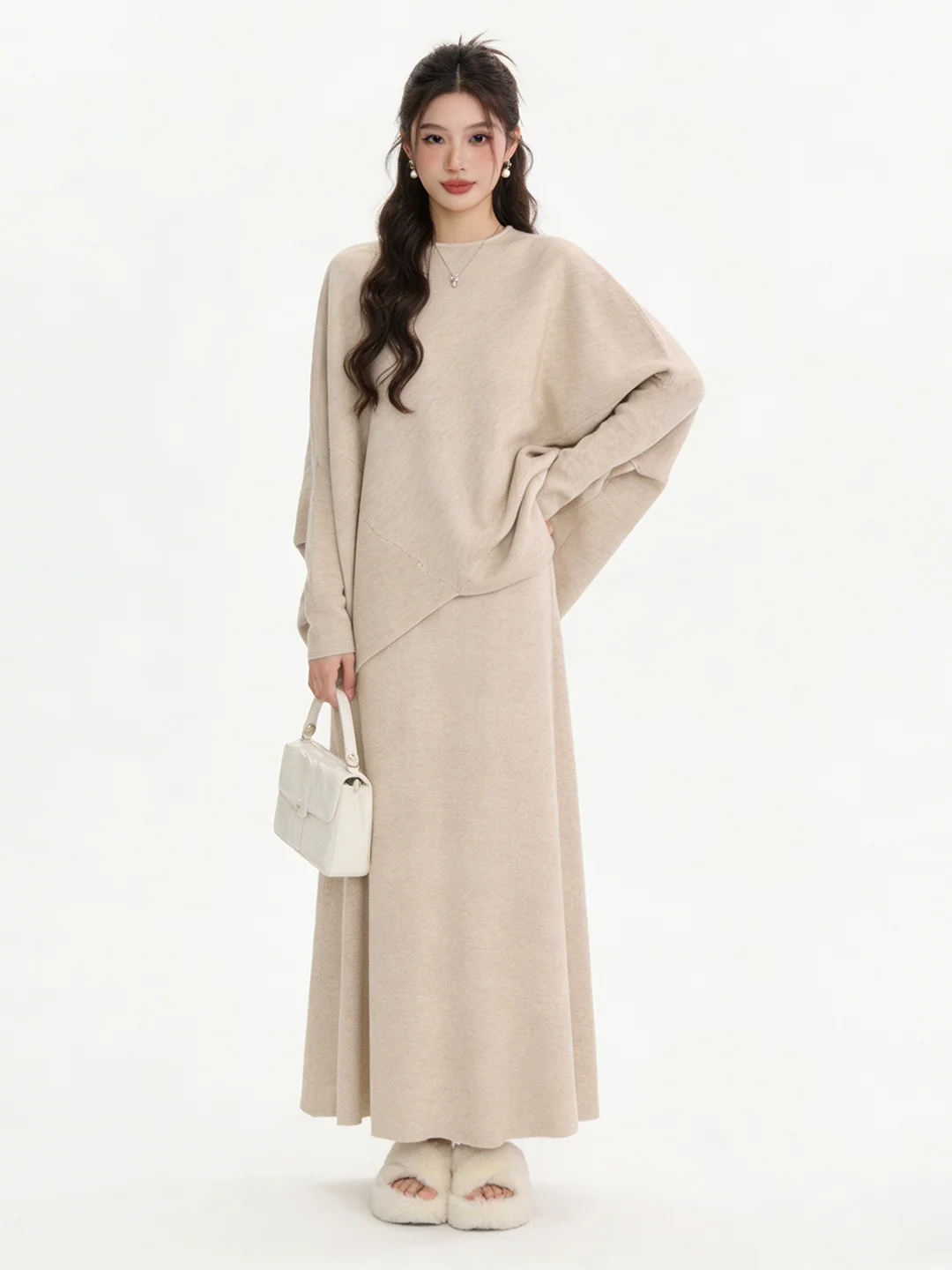 Корейский модный комплект: трикотажный топ с рукавами «летучая мышь» и юбка с высокой талией. Свободный крой, стройнящий силуэт. Женский повседневный комфортный весенний комплект.
Корейский модный комплект: трикотажный топ с рукавами «летучая мышь» и юбка с высокой талией. Свободный крой, стройнящий силуэт. Женский повседневный комфортный весенний комплект.