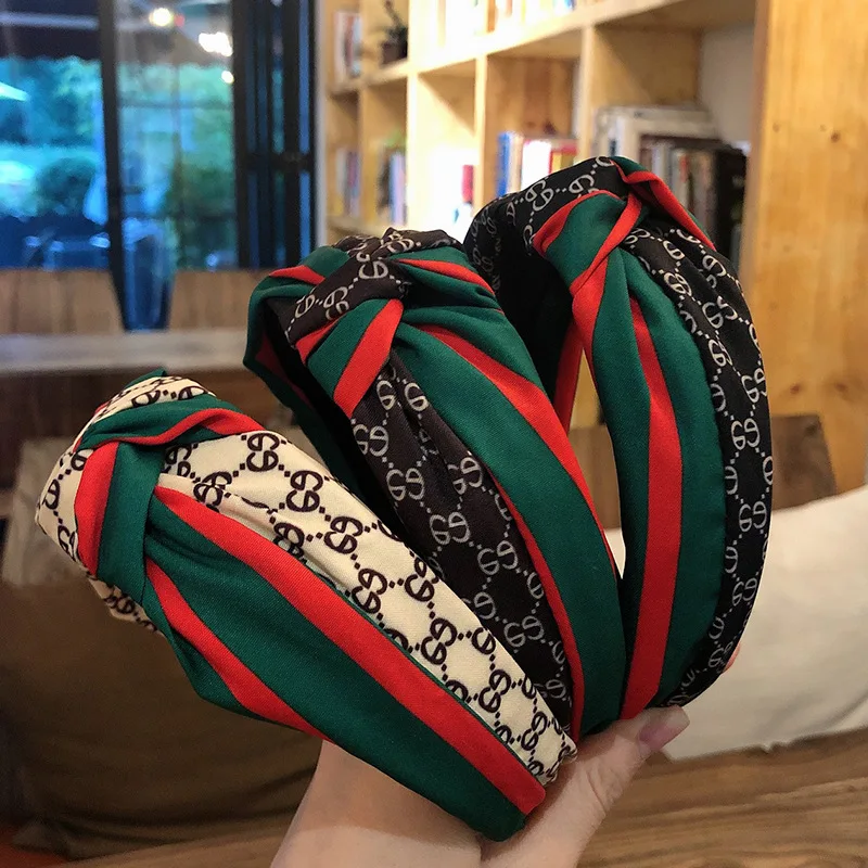 Korean version of the new retro fabric headband with a twist in the middle and a hair clip for washing face and headwear
Korean version of the new retro fabric headband with a twist in the middle and a hair clip for washing face and headwear