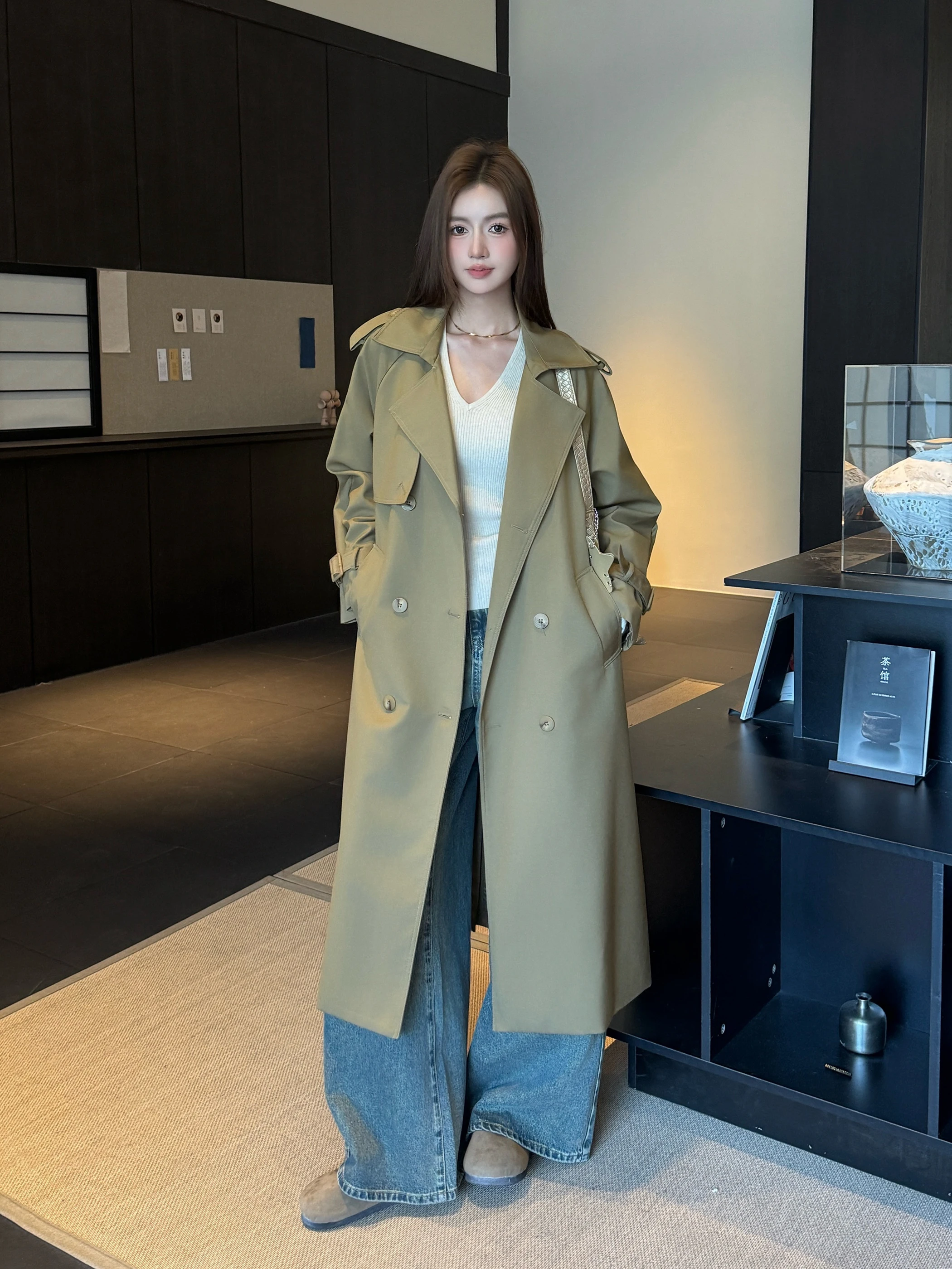 Женская ветровка средней длины с двубортным застежением и поясом, модная весенняя верхняя одежда с длинными рукавами
Женская ветровка средней длины с двубортным застежением и поясом, модная весенняя верхняя одежда с длинными рукавами