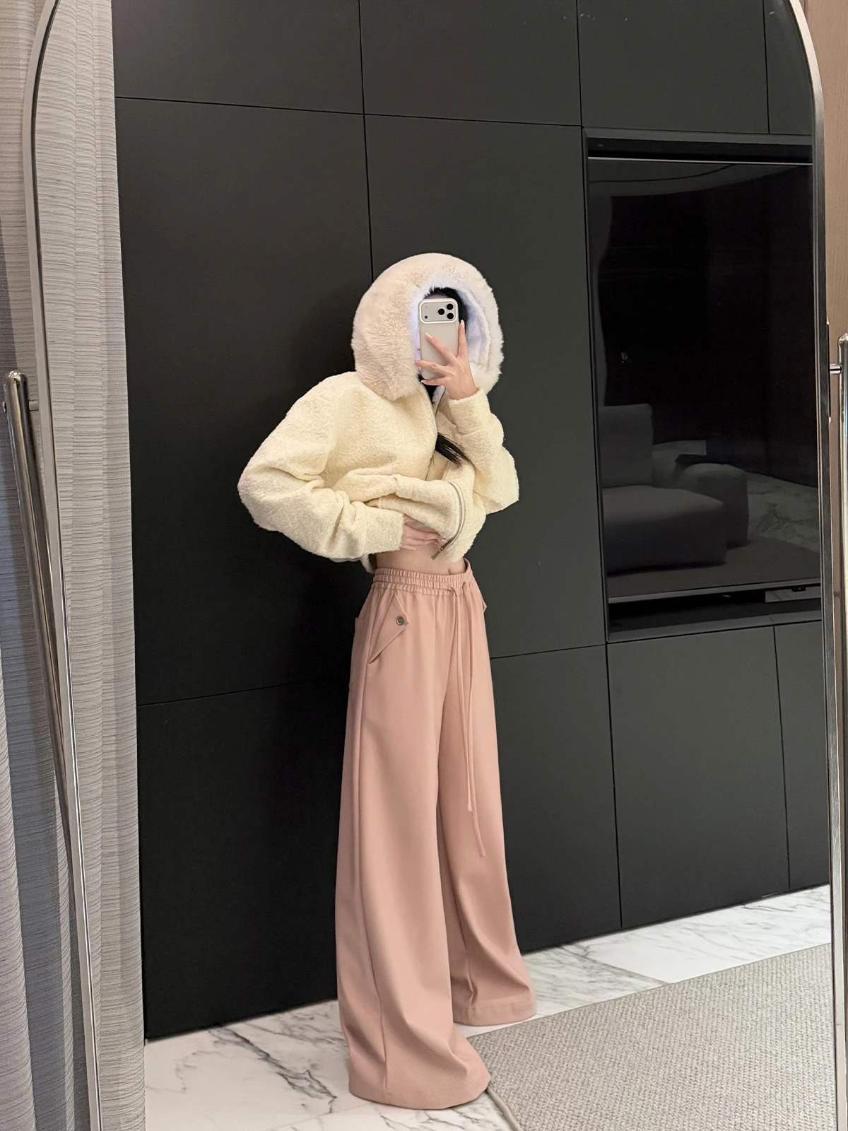 Модные широкие брюки из искусственной кожи для женщин, повседневные прямые брюки с завязками, осенне-зимние, с высокой талией и эластичной резинкой
Модные широкие брюки из искусственной кожи для женщин, повседневные прямые брюки с завязками, осенне-зимние, с высокой талией и эластичной резинкой