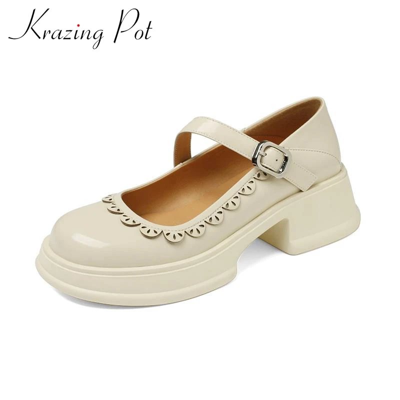 Krazing Pot Cow Leather Carving Design Women Summer Round Toe Platform Mary Janes Thick Bottom Ruffles Street Wear Retro Pumps
Krazing Pot Cow Leather Carving Design Women Summer Round Toe Platform Mary Janes Thick Bottom Ruffles Street Wear Retro Pumps