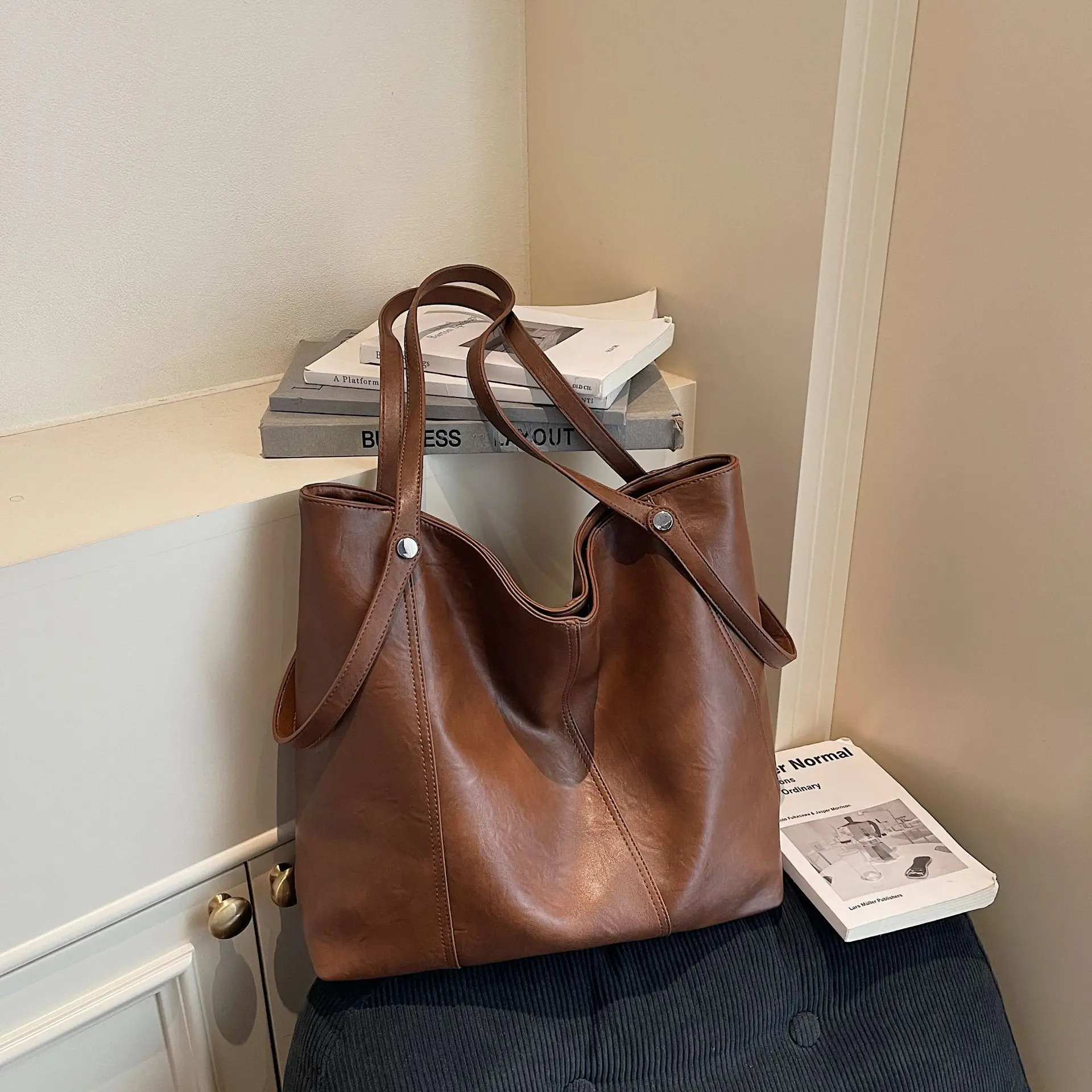 Модная пригородная большая сумка, большая сумка Capaci, простая модная сумка через плечо, высококачественная маленькая дизайнерская женская сумка
Модная пригородная большая сумка, большая сумка Capaci, простая модная сумка через плечо, высококачественная маленькая дизайнерская женская сумка