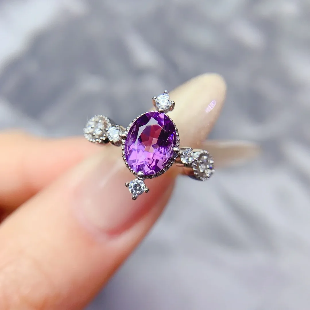 Блестящий натуральный аметист и кольцо из серебра 925 пробы. Изысканная дизайнерская деталь для женщин. Идеальные элегантные повседневные украшения.
Блестящий натуральный аметист и кольцо из серебра 925 пробы. Изысканная дизайнерская деталь для женщин. Идеальные элегантные повседневные украшения.